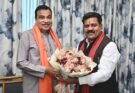 केंद्रीय परिवहन मंत्री नितिन गडकरी से उपमुख्यमंत्री विजय शर्मा ने 4-लेन करने का किया