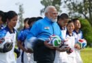 प्रधानमंत्री नरेन्‍द्र मोदी ने सिक्किम के गंगटोक में युवाओं के साथ फुटबॉल खेला, फोटो में देखें…