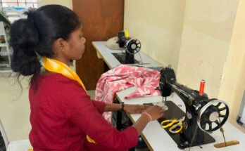 "दंतेवाड़ा लाइवलीहुड कॉलेज में सिलाई प्रशिक्षण लेती पूर्व नक्सली शर्मिला पोयामी"