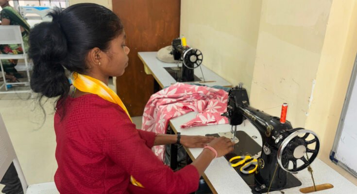 "दंतेवाड़ा लाइवलीहुड कॉलेज में सिलाई प्रशिक्षण लेती पूर्व नक्सली शर्मिला पोयामी"