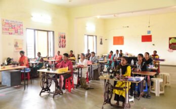 "कोण्डागांव पुनर्वास केंद्र में कौशल प्रशिक्षण लेते पुनर्वासित व्यक्ति"