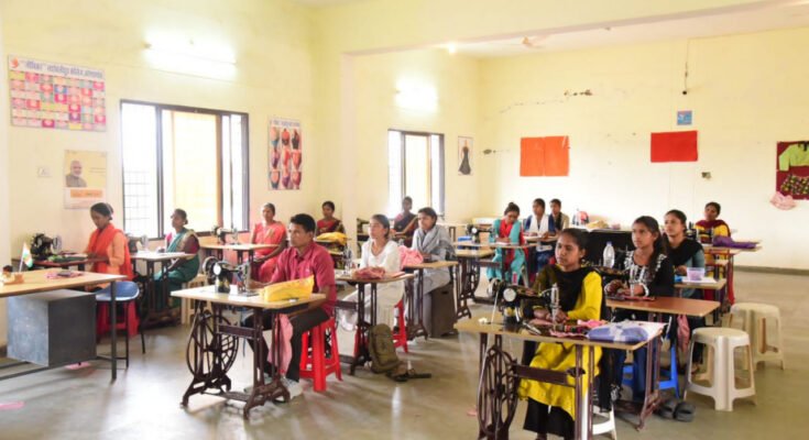 "कोण्डागांव पुनर्वास केंद्र में कौशल प्रशिक्षण लेते पुनर्वासित व्यक्ति"