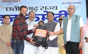 CM Vishnu Deo Sai handing over first aid kits to Hajj pilgrims in Raipur