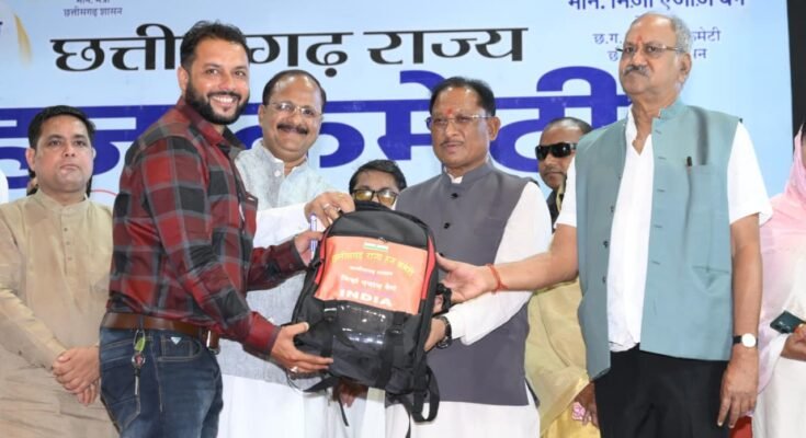 CM Vishnu Deo Sai handing over first aid kits to Hajj pilgrims in Raipur