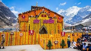 केदारनाथ मंदिर पर हेलिकॉप्टर से फूल बरसाते हुए भारतीय सेना का दृश्य