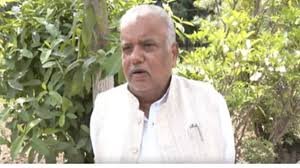 जेडीयू बैठक में नीतीश कुमार और श्रवण कुमार की चर्चा का दृश्य