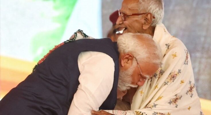 श्यामा प्रसाद मुखर्जी के साथी, पीएम मोदी ने लिया आशिर्वाद