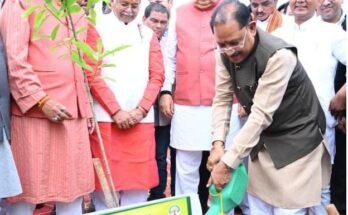 छत्तीसगढ़ विधानसभा परिसर में ‘एक पेड़ मां के नाम 3.0’ अभियान के तहत रुद्राक्ष का पौधा लगाते मुख्यमंत्री विष्णुदेव साय और विधानसभा अध्यक्ष डॉ. रमन सिंह