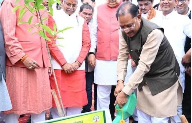 छत्तीसगढ़ विधानसभा परिसर में ‘एक पेड़ मां के नाम 3.0’ अभियान के तहत रुद्राक्ष का पौधा लगाते मुख्यमंत्री विष्णुदेव साय और विधानसभा अध्यक्ष डॉ. रमन सिंह