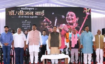 गनियारी में पद्म विभूषण डॉ. तीजन बाई को श्रद्धांजलि अर्पित करते मुख्यमंत्री विष्णुदेव सा