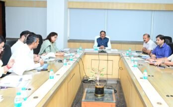 मुख्यमंत्री विष्णुदेव साय पारस पोर्टल की राज्यस्तरीय समीक्षा बैठक की अध्यक्षता करते हुए