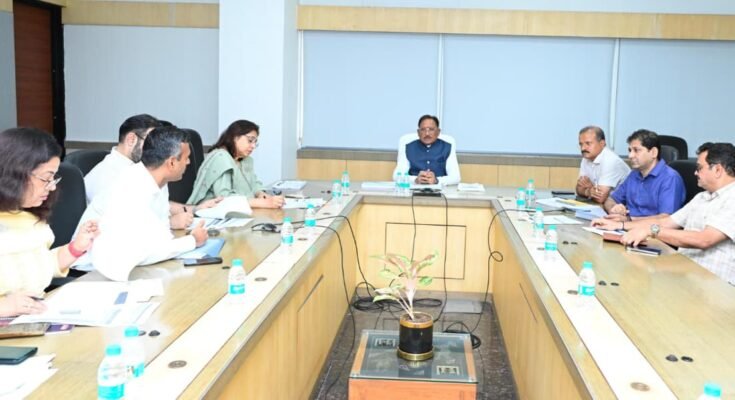 मुख्यमंत्री विष्णुदेव साय पारस पोर्टल की राज्यस्तरीय समीक्षा बैठक की अध्यक्षता करते हुए