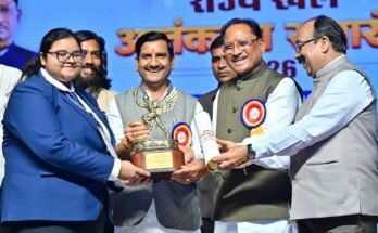 राष्ट्रीय खेल दिवस पर खिलाड़ियों को सम्मानित करते मुख्यमंत्री विष्णु देव साय