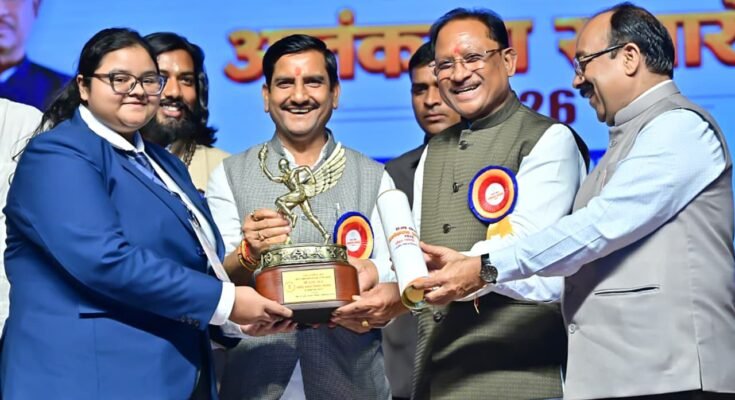 राष्ट्रीय खेल दिवस पर खिलाड़ियों को सम्मानित करते मुख्यमंत्री विष्णु देव साय