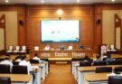 बस्तर में सड़क और पुल निर्माण कार्यों की समीक्षा करते लोक निर्माण विभाग के अधिकारी