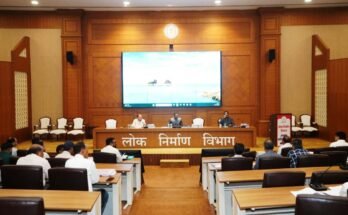 बस्तर में सड़क और पुल निर्माण कार्यों की समीक्षा करते लोक निर्माण विभाग के अधिकारी