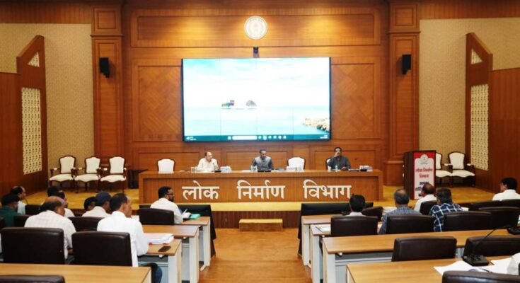 बस्तर में सड़क और पुल निर्माण कार्यों की समीक्षा करते लोक निर्माण विभाग के अधिकारी