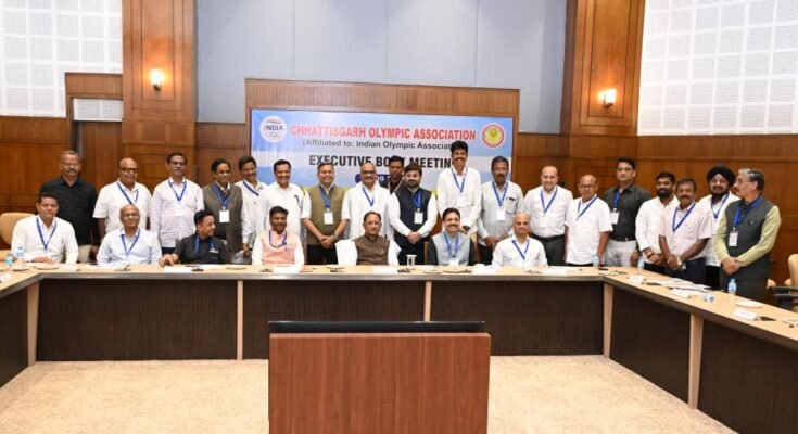मुख्यमंत्री विष्णु देव साय छत्तीसगढ़ ओलंपिक संघ की बैठक को संबोधित करते हुए