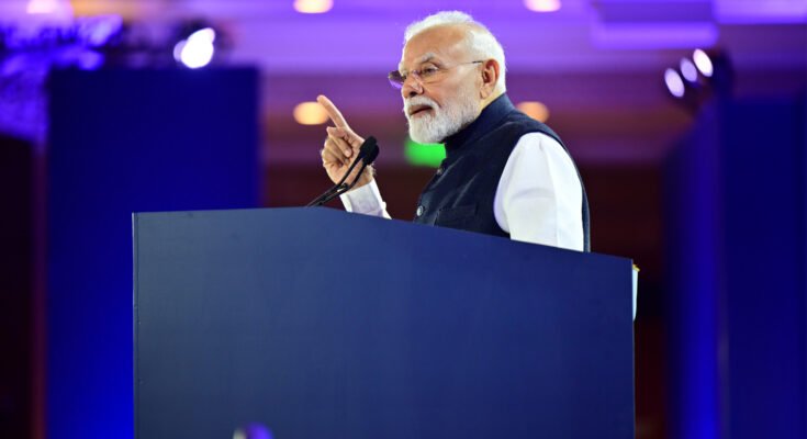 नई दिल्ली में ब्लूमबर्ग न्यू इकोनॉमी फोरम को संबोधित करते प्रधानमंत्री नरेंद्र मोदी