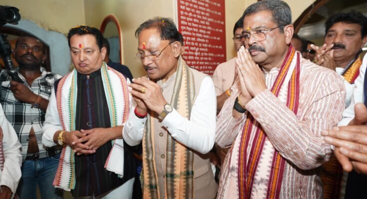 मुख्यमंत्री विष्णु देव साय गढ़फुलझर स्थित रामचंडी मंदिर में पूजा-अर्चना करते हुए