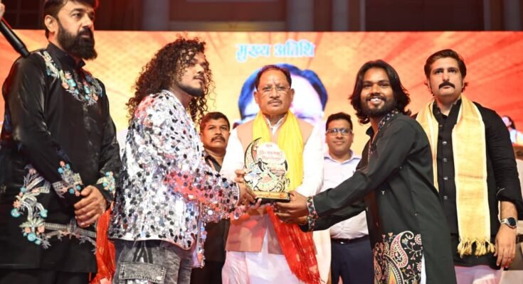 मुख्यमंत्री विष्णु देव साय रायपुर में गरबा महोत्सव और दुर्गा पूजा आयोजन में शामिल हुए