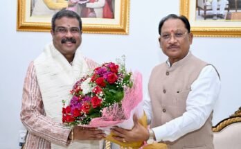 रायपुर मुख्यमंत्री निवास में मुख्यमंत्री विष्णु देव साय और सांसद धर्मेंद्र प्रधान की शिष्टाचार भेंट