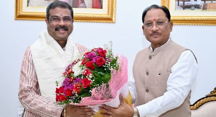 रायपुर मुख्यमंत्री निवास में मुख्यमंत्री विष्णु देव साय और सांसद धर्मेंद्र प्रधान की शिष्टाचार भेंट