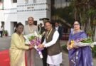 रायपुर के स्वामी विवेकानंद विमानतल पर राष्ट्रपति द्रौपदी मुर्मु का स्वागत करते राज्यपाल रमेन डेका और मुख्यमंत्री विष्णु देव साय