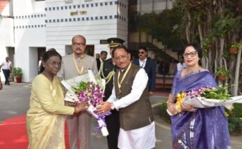 रायपुर के स्वामी विवेकानंद विमानतल पर राष्ट्रपति द्रौपदी मुर्मु का स्वागत करते राज्यपाल रमेन डेका और मुख्यमंत्री विष्णु देव साय