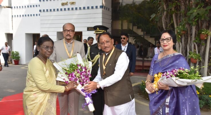 रायपुर के स्वामी विवेकानंद विमानतल पर राष्ट्रपति द्रौपदी मुर्मु का स्वागत करते राज्यपाल रमेन डेका और मुख्यमंत्री विष्णु देव साय