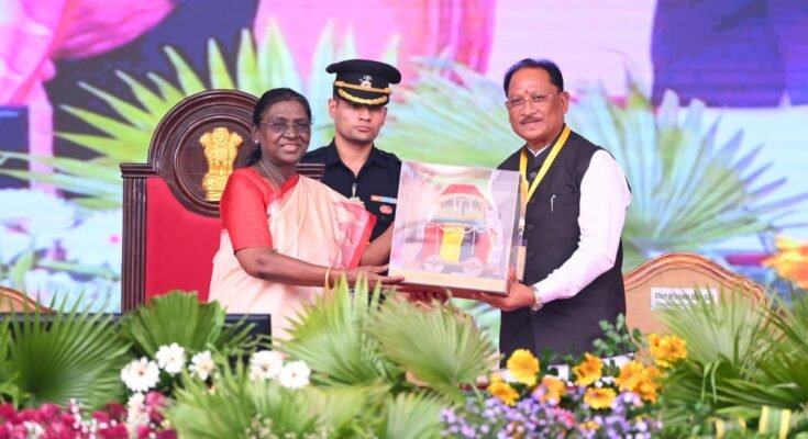 राष्ट्रपति द्रौपदी मुर्मु और मुख्यमंत्री विष्णुदेव साय बस्तर दशहरा 2026 समारोह में